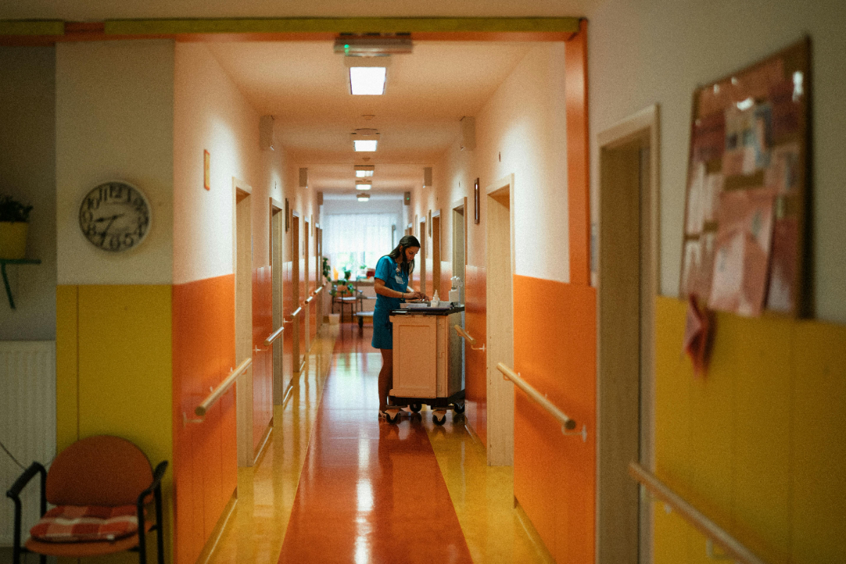 Un aide-soignant dans un couloir d'hôpital